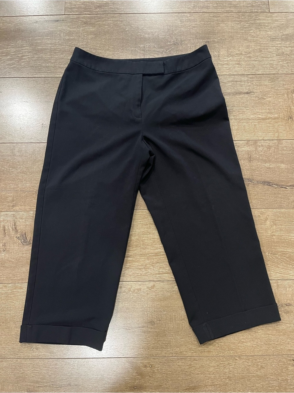 Emma James Black Cropped Capri Pants